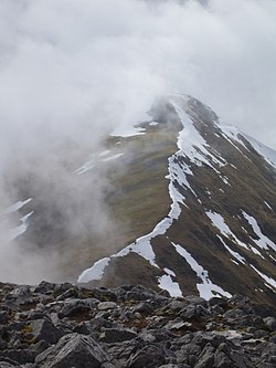 Crib gogledd-ddwyreiniol Sgurr a' Choire Ghlais yn ymestyn i'r cymylau; Marilyn a Munro.