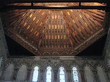 Het houten artesonado-plafond van het gebouw.