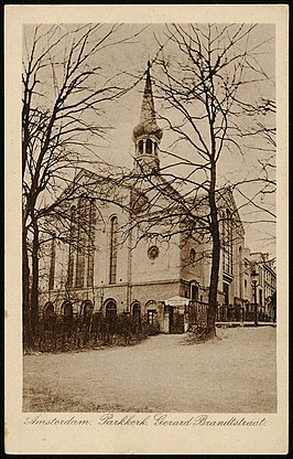 Parkkerk, gebouwd naar ontwerp van E.A.C. Roest als typisch gereformeerde kerk Gerard Brandtstraat. Gezien vanaf het Vondelpark Datering 1926