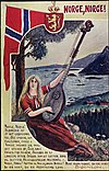 «Norge, Norge!», postkort til Grunnlovens hundreårsjubileum 1914 med utdrag av dikt av Bjørnstjerne Bjørnson. Kvinneskikkelsen har blondt hår, kortermet middelalderkjortel i nasjonalfargene og langhalset lutt med hodet formet som stevnen på et vikingskip. Postkort: Christian Magnus / Nasjonalbiblioteket