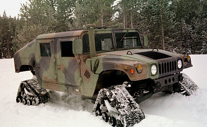 Humvee équipé d'un dispositif de chenillettes.