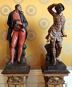 Statue in legno e porcellana coi personaggi della commedia dell'arte, 01 pantalone e arlecchino.jpg