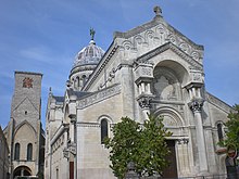 Photographie en couleurs de la façade d'une église.