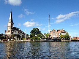 Zicht op de voormalige Gereformeerde kerk, omgebouwd tot woonhuis