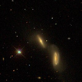 NGC 5935 (midden) en NGC 5934