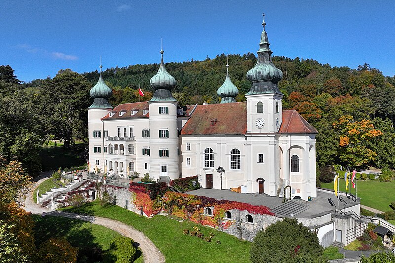 File:Artstetten - Schloss mit Kirche.JPG