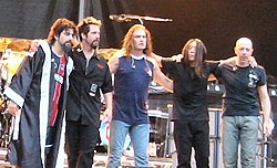 Dream Theater u Parizu, 2005. S lijeva na desno: Mike Portnoy, John Petrucci, James LaBrie, John Myung i Jordan Rudess