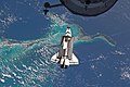 Atlantis over Bahamas kort før sammenkoblingen med ISS