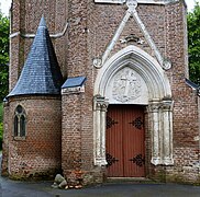 Thièvres, église Saint-Pierre et la borne délimitant la Somme et le Pas-de-Calais.