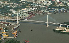 El puente de Phu My, muy cerca de la conflunecia con el Nha Bè