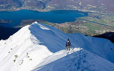 La cresta che porta alla cima del Legnone innevata, nel gennaio 2019