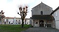 L'entrée, la place et le monument aux morts.