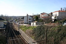 Au loin le passage à niveau et la gare, vue depuis le pont de la nationale 7