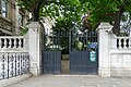 Entrée du jardin parisien par la place de l'Hôtel-de-Ville-Esplanade-de-la-Libération