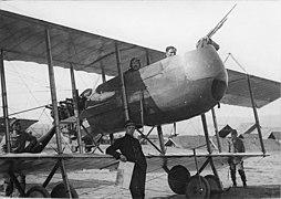 Les oiseaux de France en Roumanie, deux aviateurs dans l'avion, un aviateur au sol avec une carte - Médiathèque de l'architecture et du patrimoine - AP62T103692.jpg