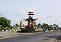 Tugu Pepadun (depan) dan Tugu Kopiah (belakang) di Gunung Sugih