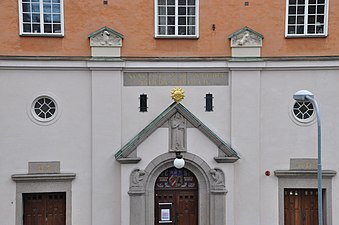 Nya kyrkan eller Swedenborgskyrkan Carl Fagerberg skapade portalens väggrelief (1927).