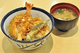 Tendon mit Miso-Suppe (Gericht aus Tempura auf Reis; hier mit frittierten Meeresfrüchte und Gemüse)