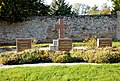 Tombes militaires dans le cimetière.