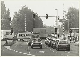 Verkeersdrukte op de Prinsenbrug, ziende naar het oosten