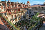 Patio interior del The Mission Inn Hotel & Spa, en Riverside, California (1932).