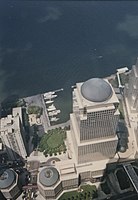 Two World Financial Center en de North Cove Marina in 1992, gezien vanuit de South Tower van het World Trade Center