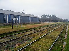 Galpón ferroviario y vías (Funes).jpg