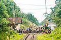 Perlintasan KA Stasiun Cikeusal, tampak terdapat sebuah bangunan tua di sisi kiri foto.