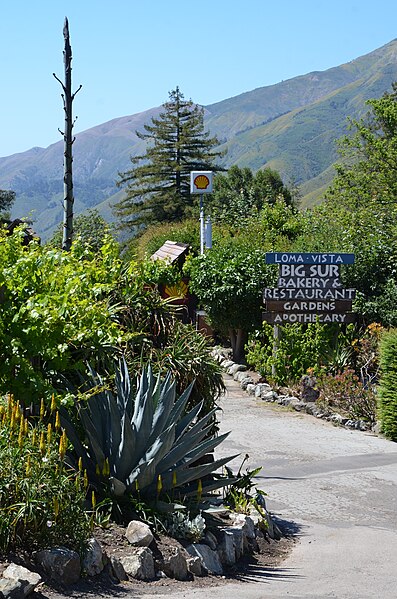 File:Petrol station Big Sur Loma Vista 2019 2.jpg