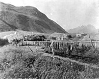 Aldea indígena donde se muestra el método nativo para secar salmón. Fotografía tomada a fines del siglo XIX.