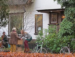 Op de set van Volgens Robert. Op de voorgrond: Han Kerckhoffs (Beer van Santen) en Roos Netjes (Marcella Finkelstein)