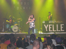 Photo de Yelle et ses 2 musiciens en concert au House of Blues, à Dallas en 2008