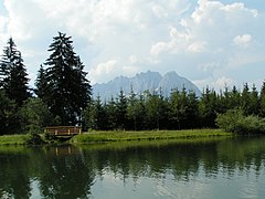 Bergsee bei der Mittelstation mit Blick auf den Wilden Kaiser