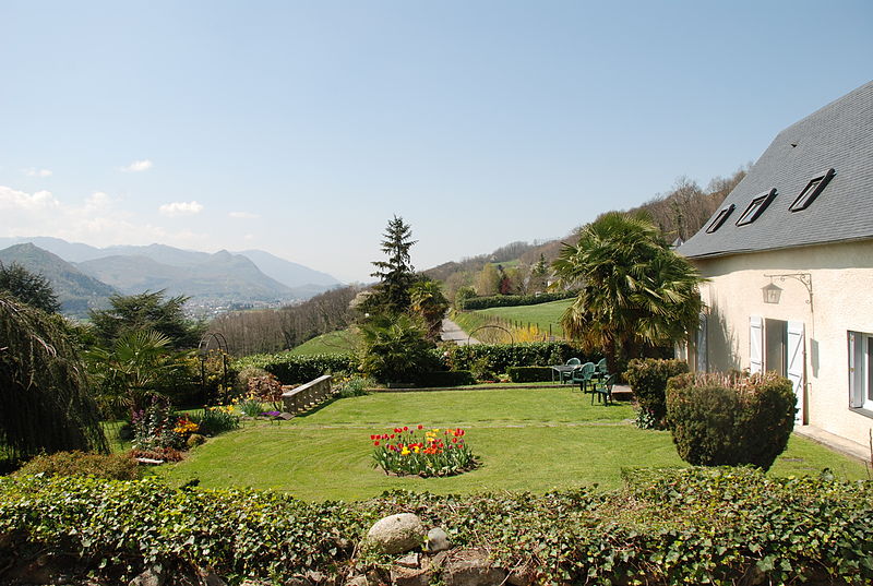 File:En ço de Borie vue sur Lourdes.JPG