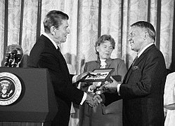 Remise de la médaille présidentielle de la Liberté par Ronald Reagan (1985)