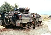 Soldati tedeschi della KFOR e un Marder nel sud del Kosovo, 1999