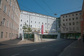 Los tres edificios de 4 a 6 plantasde la Haus der Natur de Salzburgo (Austria)