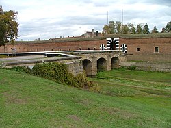 Hlavní vstup do pevnosti (fotografováno z chodníku na Národním hřbitově Terezín)