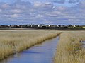 Baie d'Audierne : étang à hauteur du bourg de Plovan, visible à l'arrière-plan