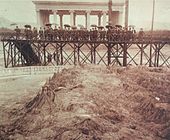 Miembros del Gabinete de Gobierno e invitados especiales observando el Mapa en Relieve en 1905. Al fondo, Templo de Minerva Museo Nacional de Historia de Guatemala