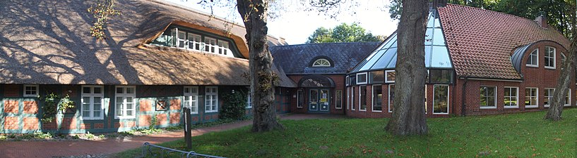 Rathaus (links: historisches Gebäude, rechts: neuer Anbau)