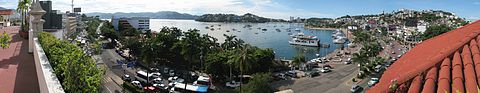 Avenida Costera Miguel Alemán (Malecón) in front of port and Zócalo in Traditional Acapulco