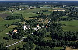 Alskogs kyrka med omgivningar.