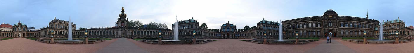 Panoráma z nádvoria paláca Zwinger