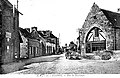 Glomel : la rue de Rostrenen vers 1930 (carte postale).