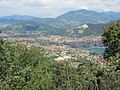 Blick auf Paratico (im Vordergrund), den Abfluss des Oglio aus dem Iseosee und Sarnico (dahinter)