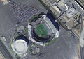 Die Oakland Arena (links) und daneben das RingCentral Coliseum, in der die Oakland Athletics (MLB) ihre Spiele austragen. Bis zur Saison 2020 und dem Umzug nach Las Vegas war es auch die Heimstätte der Oakland Raiders (NFL).