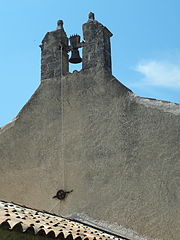 Clocher-mur rudimentaire à Oraison (Alpes-de-Haute-Provence).