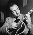 Django Reinhardt al jazz club Aquarium, New York, ca. Novembre 1946.