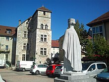 La statue de Béatrice de Savoie et l'ancienne commanderie aux Échelles